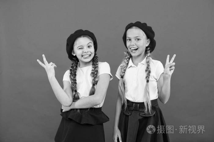 孩子们戴着时髦的法国贝雷帽.有相同发型的可爱女孩.长发辫的小孩.