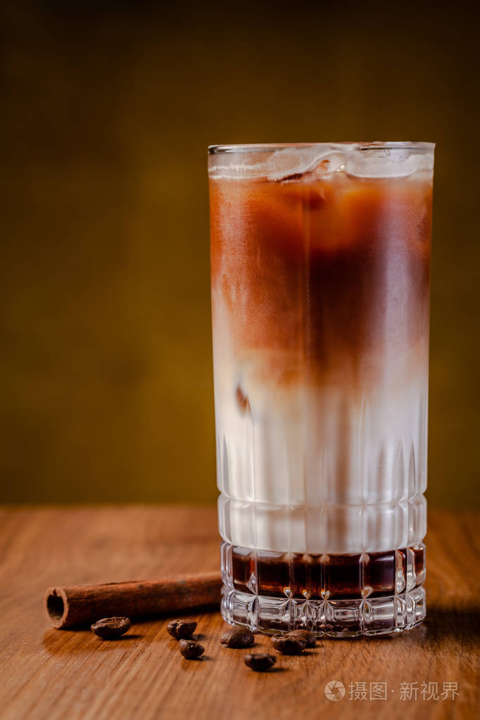 冰咖啡加冰块一张木桌上放着奶油和肉桂的法式布奇诺复制空间