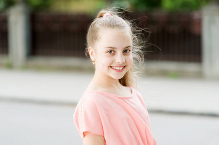 小女孩笑容图片