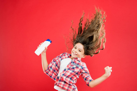 为孩子做发型的简单提示.强壮健康的头发概念.持久清新.振作起来.