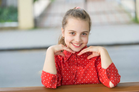 小男孩只微笑,只展示美.可爱的小男孩,长着金色的头发和快乐的笑容.