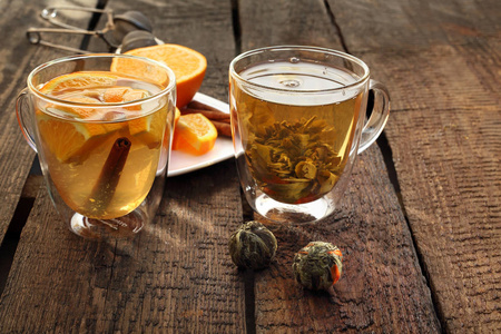 盛开的绿茶配橘子,一杯热腾腾的芳香饮料.照片