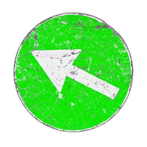 绿色背景上带白色箭头的旧路标图片