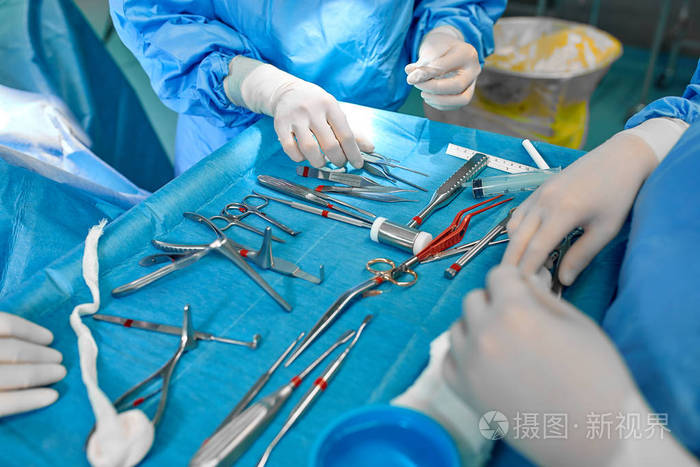 手术台上的手术器械和器械包括手术刀镊子和镊子医疗手术救人