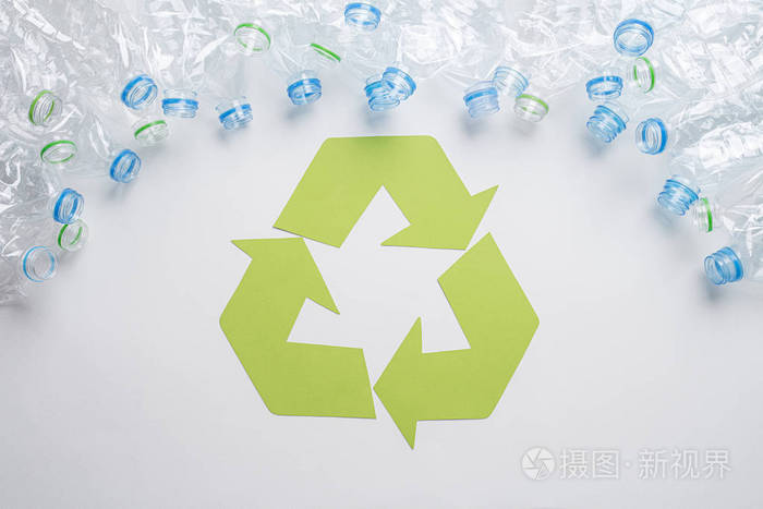 木制背景上有回收标志的废旧塑料瓶框架回收概念