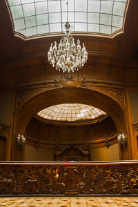 带有高圆顶天花板的大厦中的大厅.格纹玻璃窗.豪华吊灯.