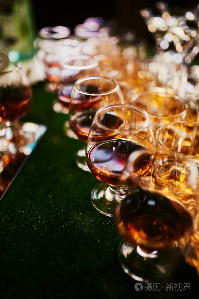 一大杯白兰地.杯子里有酒精.酒吧里摆着各种各样的酒.