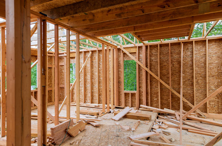 特写在建房屋和蓝天木桁架,柱子和梁框架.木结构房屋,房地产背景照片