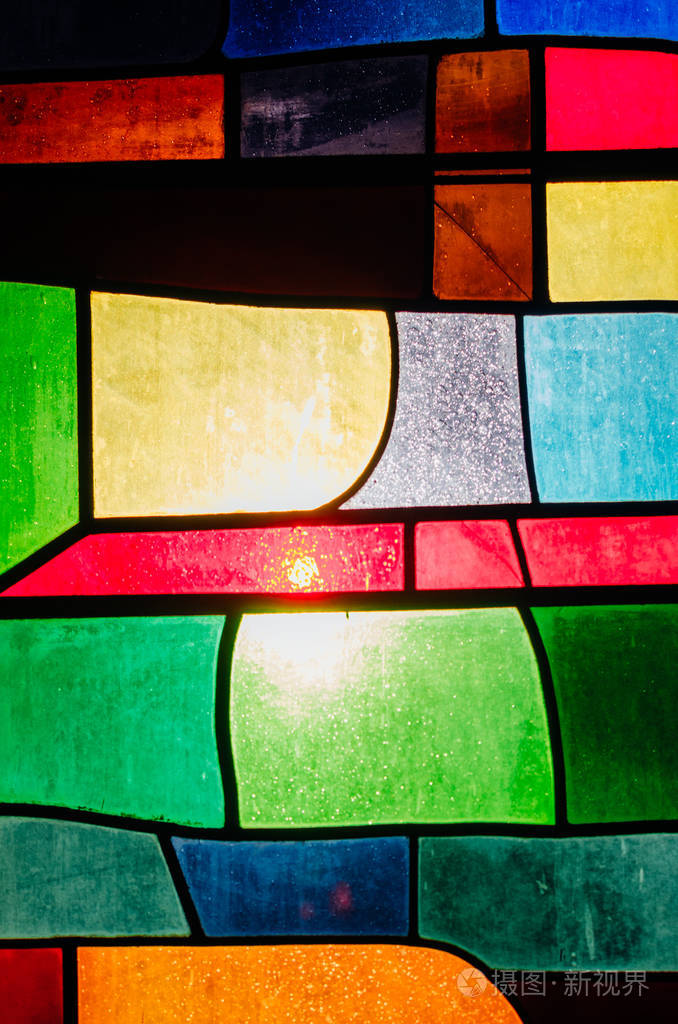 阳光灿烂的彩色窗户