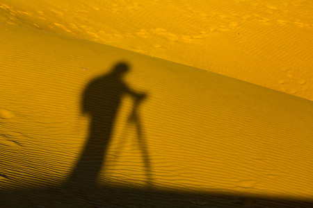 沙漠中一个人的影子图片