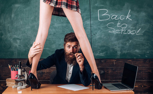 拿鞭子打屁股图片