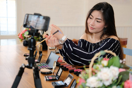 美女博主直播soc化妆教程照片