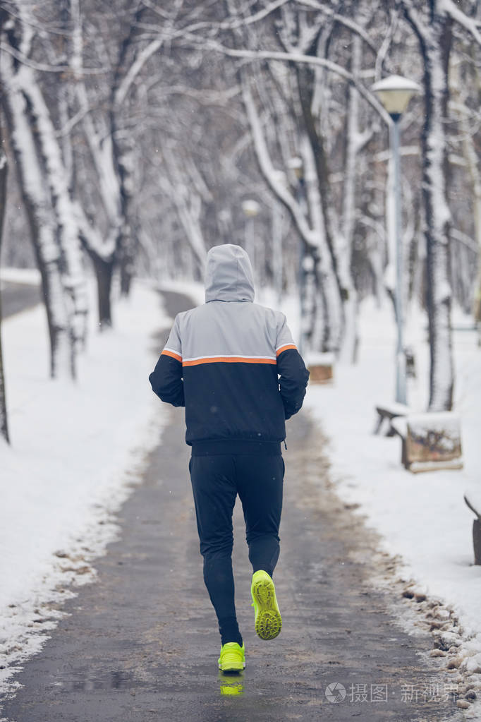 在寒冷的冬天下雪天在户外慢跑