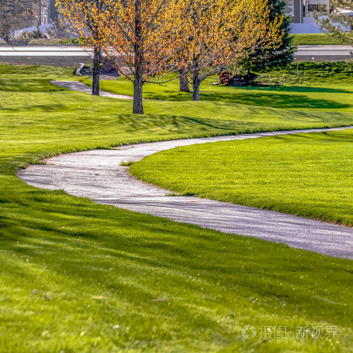 方形草地地形有一条弯曲的小路通向房屋前面的道路