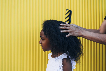 妈妈给女儿做非洲头发图片
