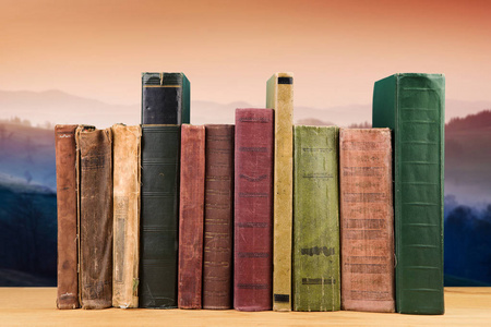 自然背景上的一堆书照片