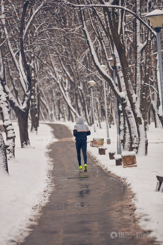 在寒冷的冬天下雪天在户外慢跑