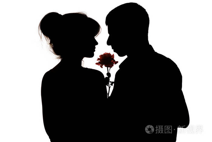一对相爱的年轻夫妇的剪影在白色的孤立背景上,一个男人拿着玫瑰花给