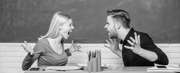 欺凌同学折衷解决方案.大学关系.关系同学.学生交流课堂黑板背景.