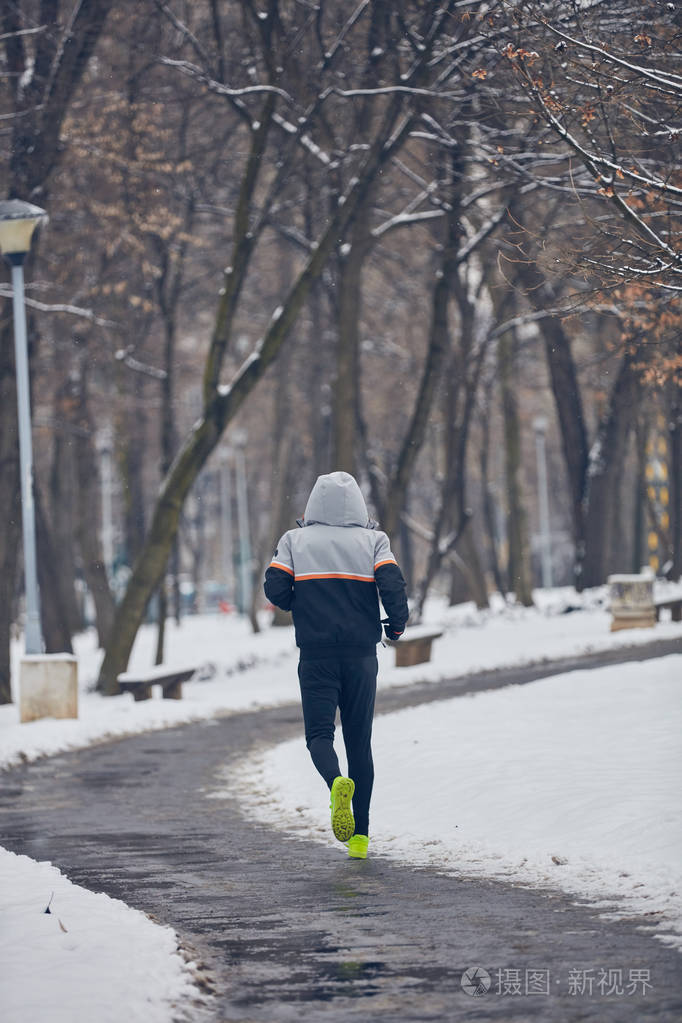 在寒冷的冬天下雪天在户外慢跑