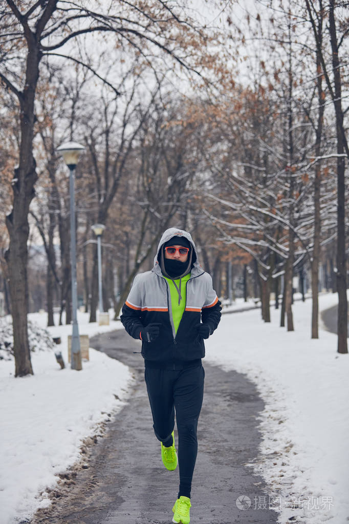 在寒冷的冬天下雪天在户外慢跑
