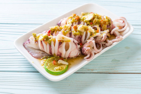 香辣柠檬汁蒸鱿鱼照片