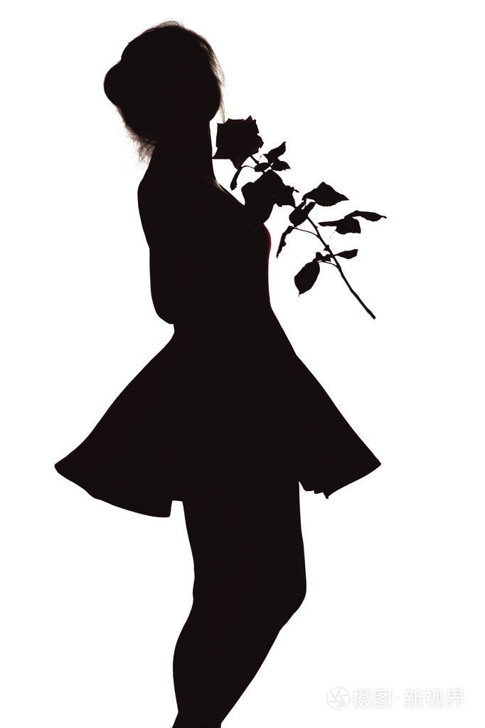 一个年轻优雅的女人的剪影,穿着裙子,手里拿着一朵玫瑰,苗条美丽的