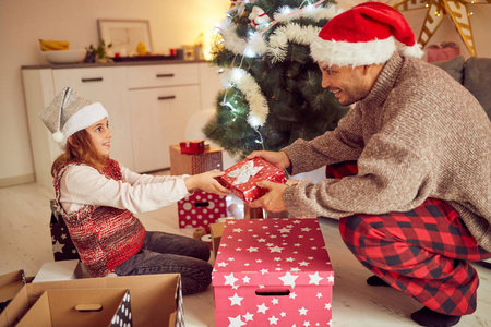 男人拆礼物图片
