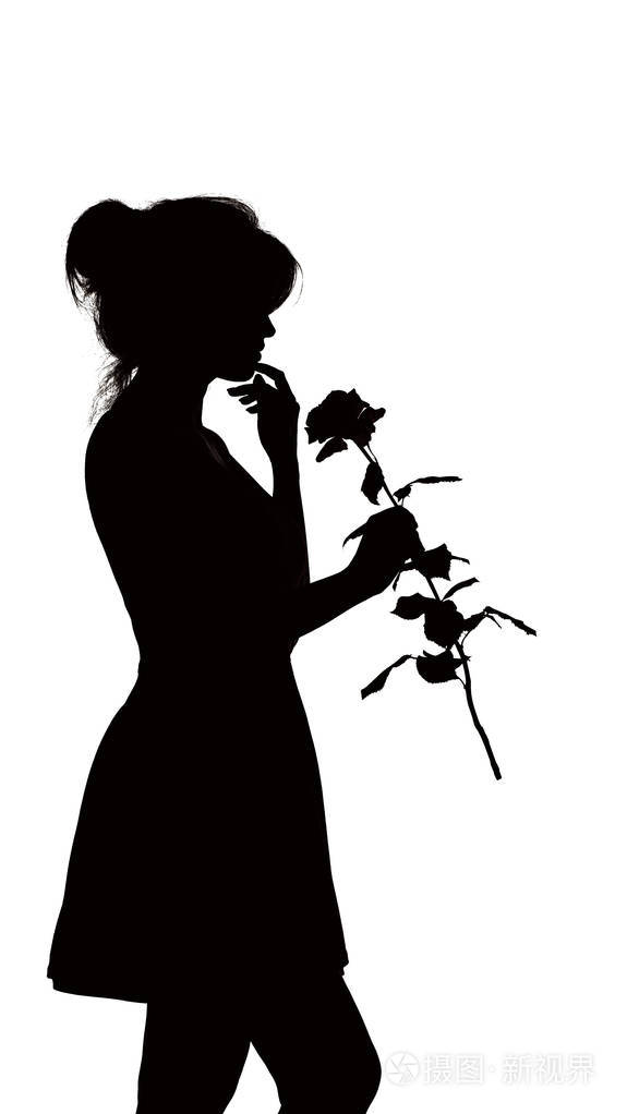 一个年轻优雅的女人的剪影穿着裙子手里拿着一朵玫瑰苗条美丽的女孩的