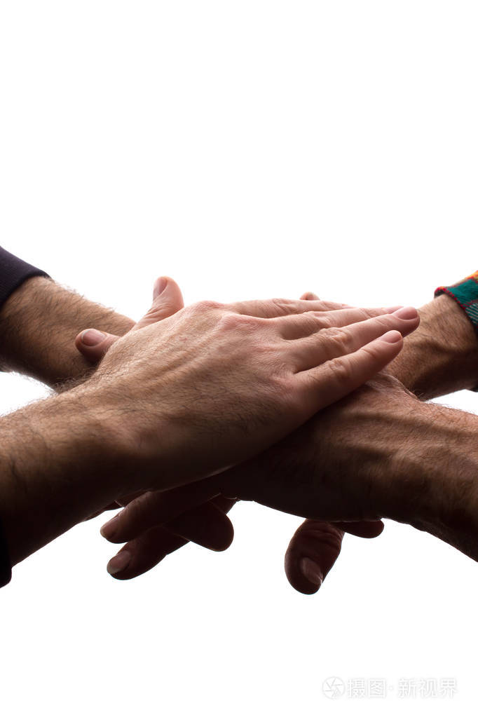 男手老少携手合作剪影