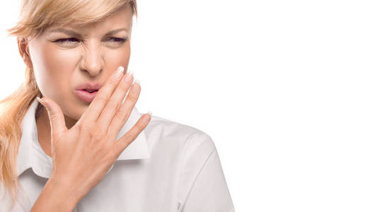 鼻子眼睛嘴乳沟漂亮的女人捂着嘴和鼻子.臭味.白底隔离照片