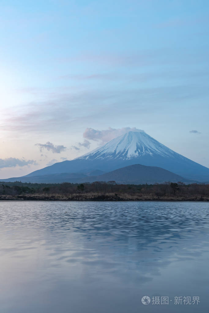 富士山或富士山，世界遗产，在Shojiko湖的风景。日本山梨县南三苏区富士五湖地区。旅游目的地景观。