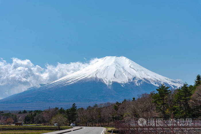 近距离拍摄世界遗产富士山 富士山 在蓝天的背景下 春天阳光明媚 日本山梨县南三苏区富士五湖地区 照片 正版商用图片2k512u 摄图新视界 近距离拍摄世界遗产富士山 富士山 在蓝天的背景下 春天阳光明媚 日本山梨县南三苏区富士五湖地区 照片 正版商用图片2k512u 摄图新视界