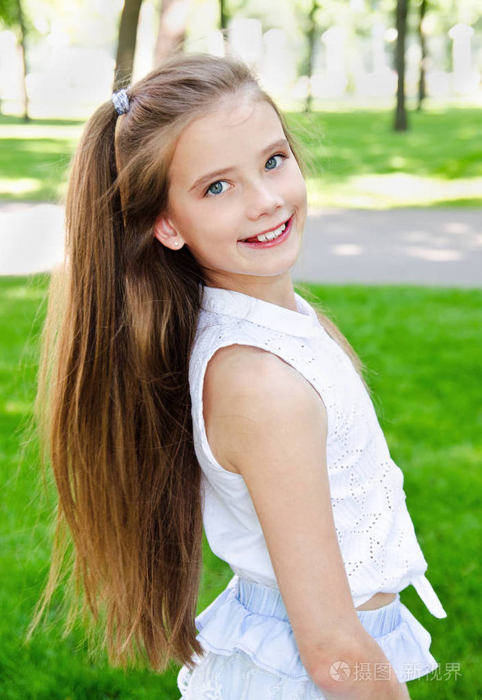 可爱的微笑的小女孩的肖像画