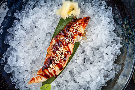 新鲜的鳗鱼特写新鲜切片鳗鱼刺身在碗里加冰.日本料理生鱼片.