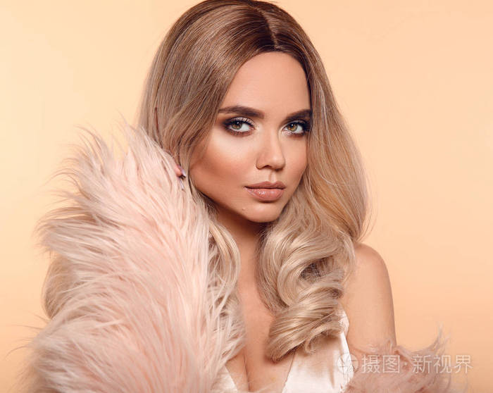 暗淡的金色发型美女时尚金发肖像性感女人