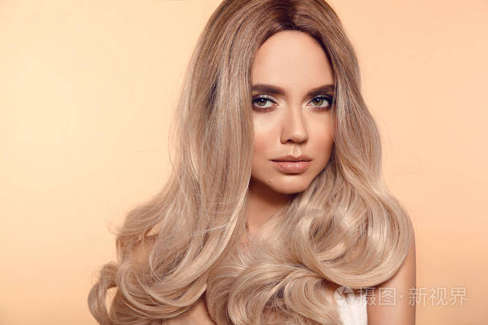 暗淡的金色波浪发型美女时尚金发女人肖像