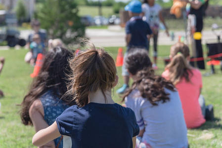 户外近景户外游戏草地上的多文化儿童近景摄影图