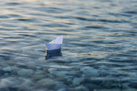 手工折纸船折纸纸船在水面上航行照片