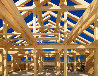 建筑工程.木屋.家里的模板.小屋的骨架.房子的基础.蓝天下的木架.照片