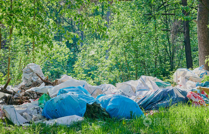 自然污染生态保护理念肮脏的绿色凌乱的自然景观和一堆垃圾