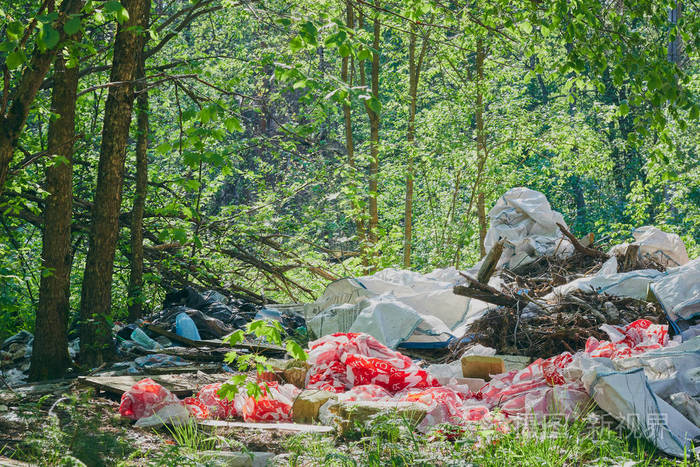 自然污染生态保护理念肮脏的绿色凌乱的自然景观和一堆垃圾