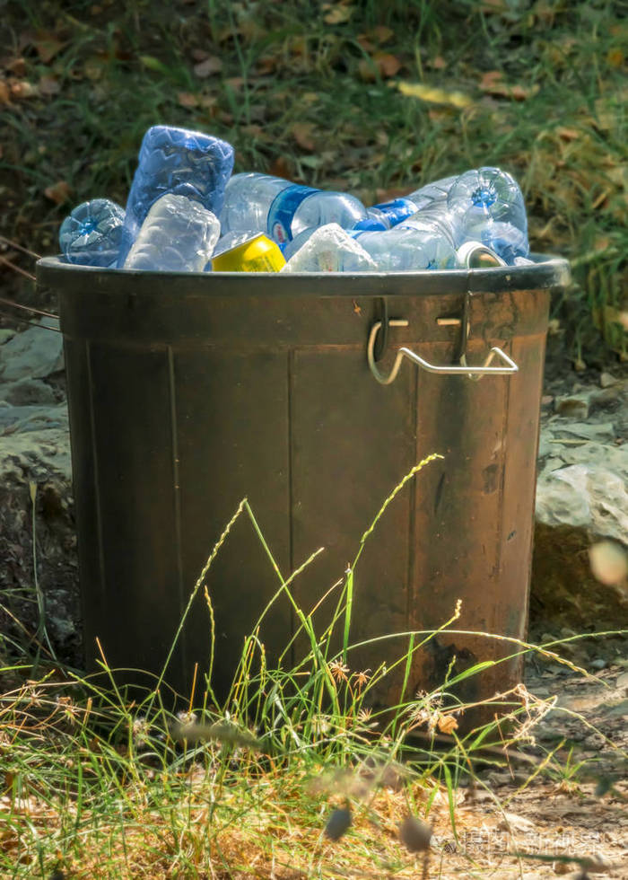 关闭打开的垃圾桶里面装满了空塑料瓶自然污染问题