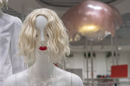 一家服装店的白人女性人体模特.女性假人.照片