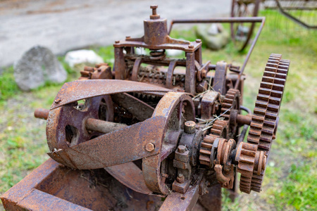 植物发动机农场农场里用的生锈的旧机器.博物馆里的秸秆切碎机照片