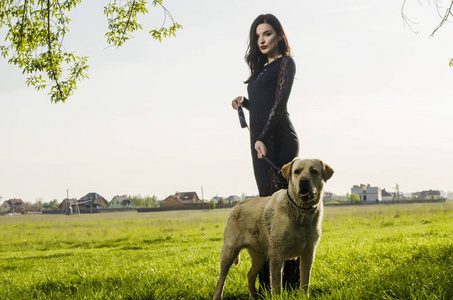 漂亮性感的黑发女人穿着裙子和小狗在楼梯上,人行横道上.