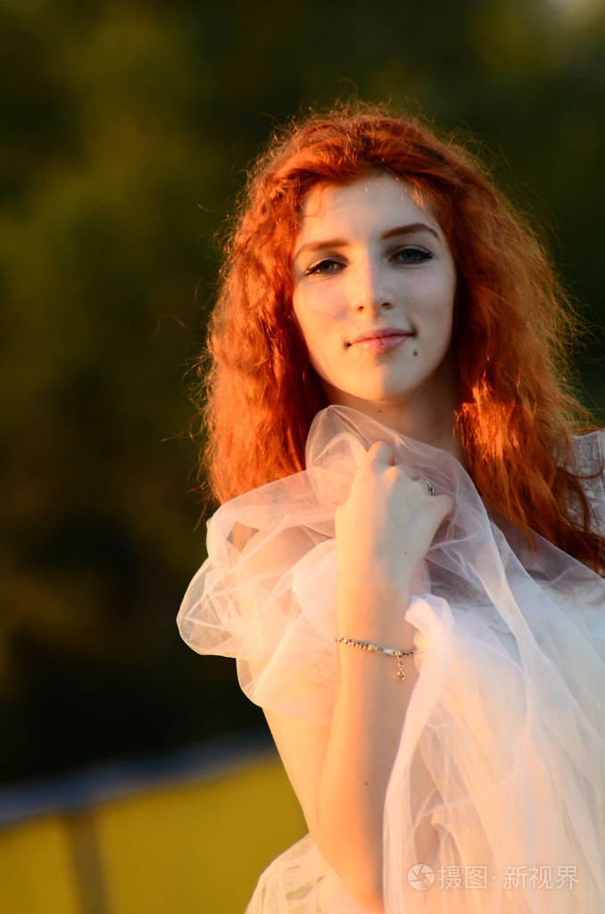 一个年轻漂亮的白人女孩正在