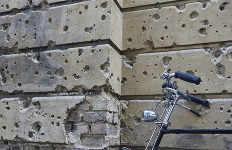 柏林建筑墙上的弹孔照片