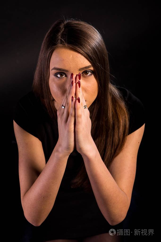 一位美丽的年轻女子的画像身穿黑色连衣裙妆容清凉皮肤很好工作室黑色