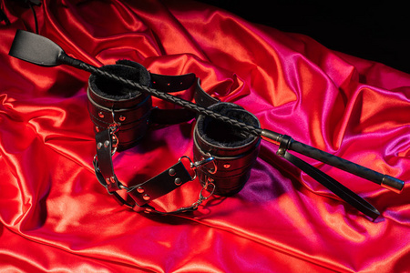 成人生活成人性游戏.古怪的生活方式.在红亚麻布上打屁股和束缚.照片